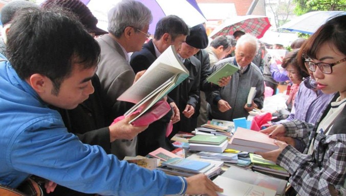 Các hội chợ sách gần đây cuốn hút được khá nhiều độc giả.