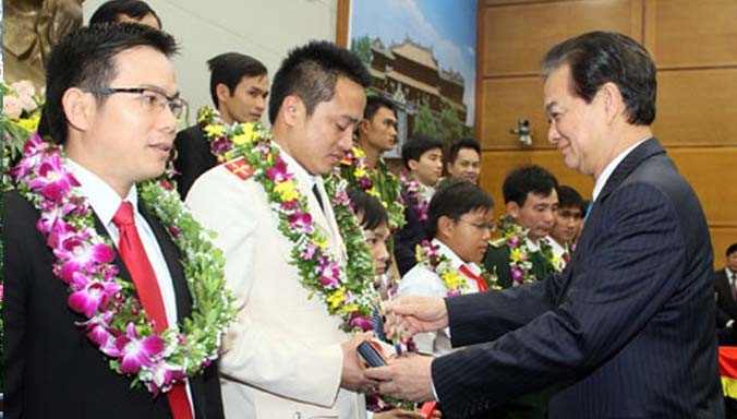 Thủ tướng Chính phủ Nguyễn Tấn Dũng trao thưởng cho 10 Gương mặt trẻ Việt Nam tiêu biểu năm 2013. Ảnh: Như Ý.