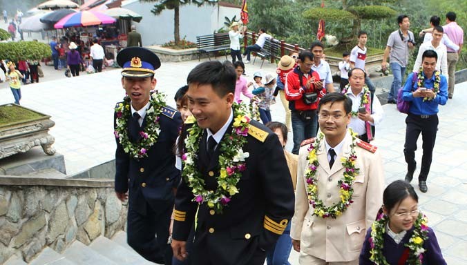 Những gương mặt trẻ Việt Nam tiêu biểu năm 2014 tham quan khu danh thắng Tây Thiên (Tam Đảo-Vĩnh Phúc). Ảnh: Như Ý.