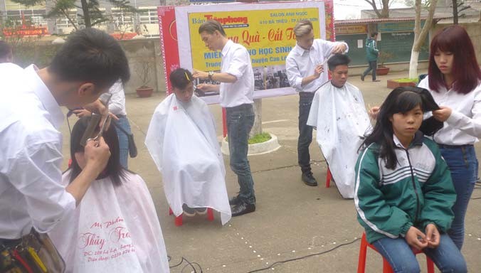 Các em học sinh nghèo trung tâm GDTX huyện Cao Lộc được cắt tóc miễn phí. Ảnh: Duy Chiến.