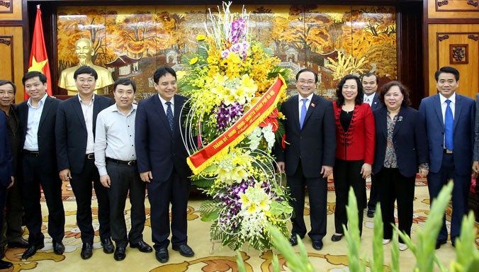 Bí thư Thành ủy Hà Nội tặng lẵng hoa chúc mừng Ban Bí thư T.Ư Đoàn. Ảnh: Thắng Ngọc.