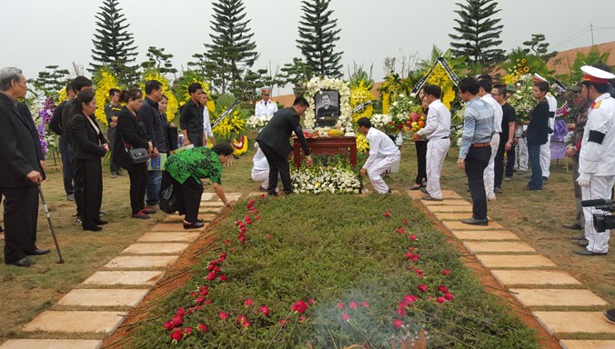 Nơi yên nghỉ của nhạc sĩ “bước chân ai đem lang thang về cô liêu” ở công viên Thiên Đức, tỉnh Phú Thọ. Ảnh: Đình Thắng.