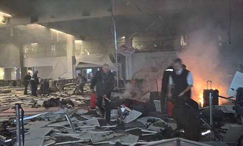 Hiện trường vụ đánh bom tại sân bay Brussels.