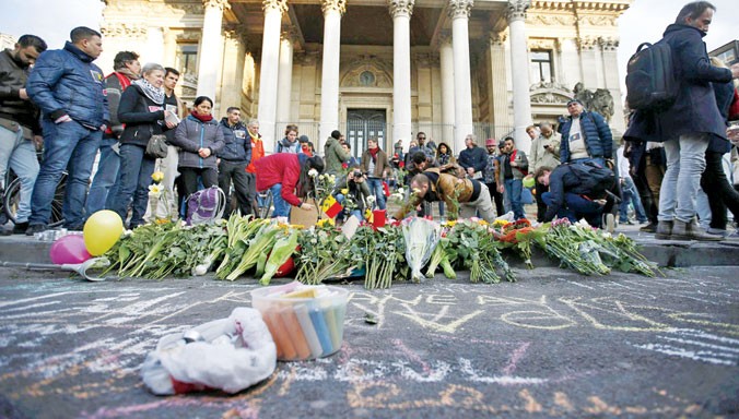 Người dân tự tổ chức tưởng niệm 31 nạn nhân của khủng bố. Ảnh: Charles Platiau.