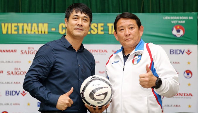 HLV Hữu Thắng (trái) cho rằng các cầu thủ chỉ cần thực hiện 50%-60% ý đồ BHL trong trận đấu với Đài Loan tối nay đã là thành công. Ảnh: VSI.