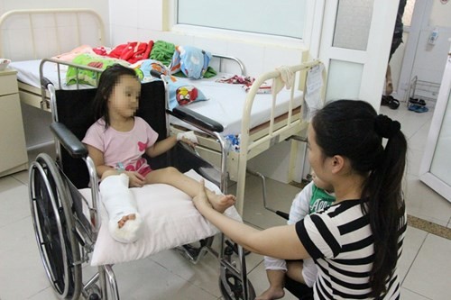 Cháu Nguyễn Hoàng Ngọc Anh (5 tuổi) bị hai kẻ côn đồ chém đứt gân bàn chân đang được điều trị tại BV Hoàn Mỹ. Ảnh: Đào Phan.