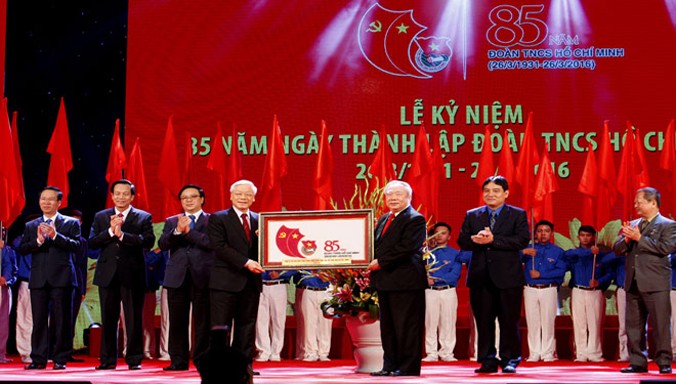 Tổng Bí thư Nguyễn Phú Trọng tặng bức tranh chúc mừng Đoàn Thanh niên Cộng sản Hồ Chí Minh. Ảnh: Như Ý.