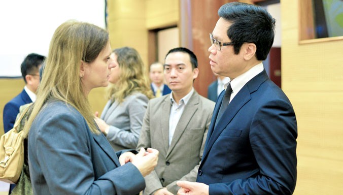 Chủ tịch VCCI Vũ Tiến Lộc trao đổi với Đại sứ Israel Meirav Eilon Shahar về câu chuyện khởi nghiệp. Ảnh: Quang Sang.