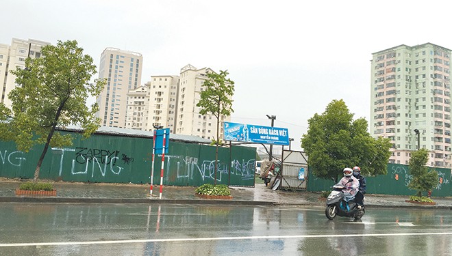 Đất xây dựng trường học tại khu đô thị Nam Trung Yên dùng để làm sân bóng cho thuê, bãi trông xe. Ảnh: Tuấn Minh. 