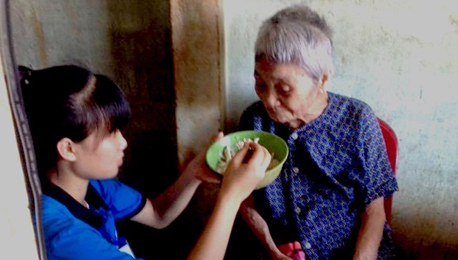 Những bữa cơm miễn phí đã giúp đỡ gánh nặng cho nhiều người cao tuổi neo đơn.