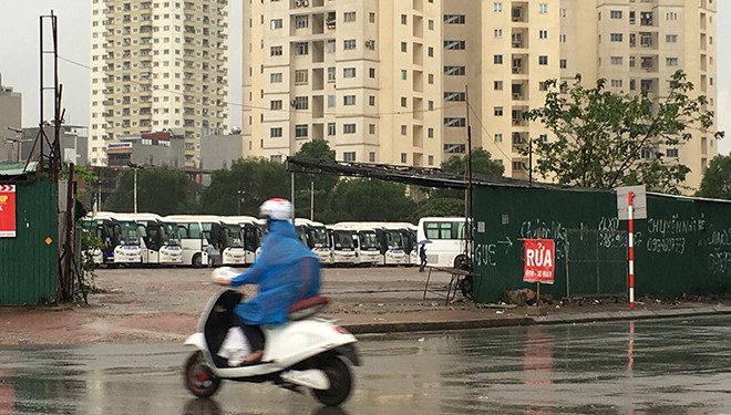 Đất xây trường tại đô thị Nam Trung Yên biến thành bãi rửa xe. Ảnh: Minh Tuấn.