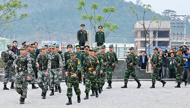 Hai Bộ trưởng Quốc phòng Việt Nam, Trung Quốc và các tướng lĩnh, quan chức hai nước chứng kiến buổi tuần tra chung của lực lượng biên phòng hai nước ngày 29/3.