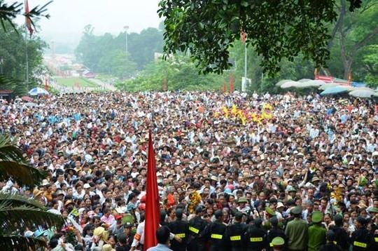 Biển người dân đứng dưới chân núi Nghĩa Lĩnh đợi để được lên thắp hương trong Lễ hội đền Hùng 2015. Ảnh: Người lao động