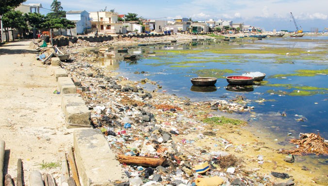Môi trường đảo Lý Sơn (Quảng Ngãi) ô nhiễm bởi rác thải sinh hoạt. Ảnh: N.M.Hà.