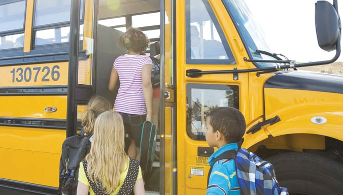 Học sinh Mỹ lên xe buýt để tới trường. Ảnh: Getty Images.