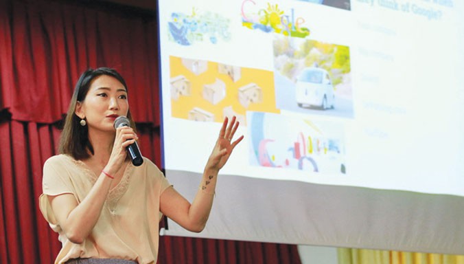 Bà Nguyễn Phương Anh tại một hội thảo chia sẻ kinh nghiệm khởi nghiệp cho sinh viên Việt Nam.