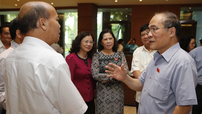 Chủ tịch Nguyễn Sinh Hùng trao đổi với các đại biểu trong giờ giải lao.