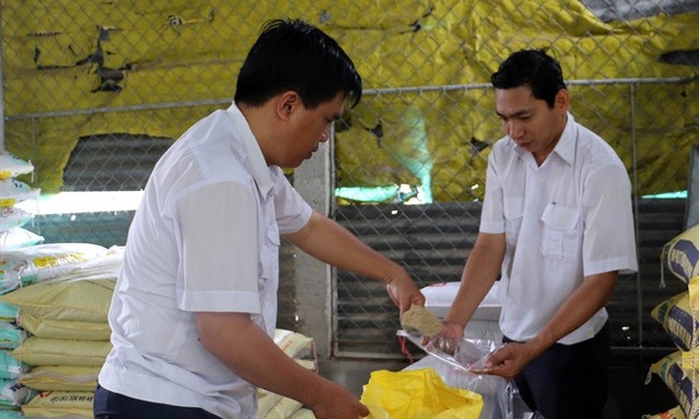 Cán bộ thú y lấy mẫu thức ăn chăn nuôi để kiểm tra tại cơ sở bán thức ăn chăn nuôi heo. Ảnh: Nông nghiệp Việt Nam