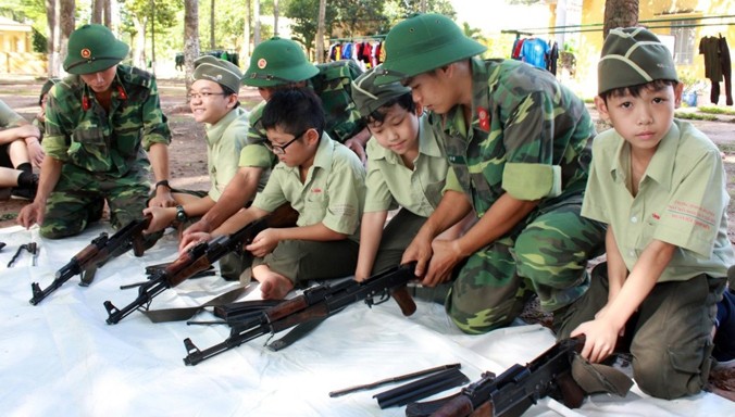 Học viên tham gia “Học kỳ trong Quân đội” do Trường Quân sự Quân đoàn 4 và Thành Đoàn TPHCM tổ chức làm quen với những kiến thức quân sự.