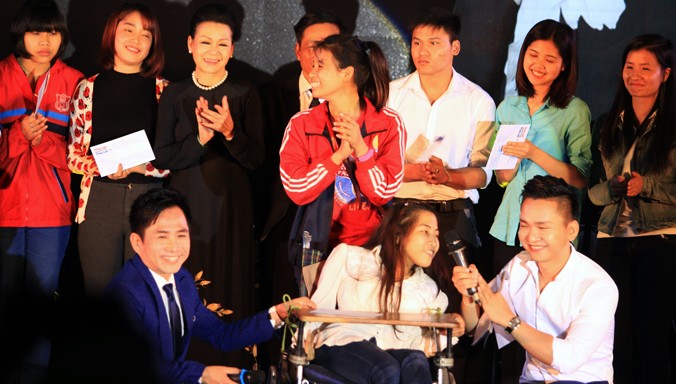 Đêm nhạc “Đời cho ta thế “của Khánh Ly trao 16 suất học bổng trị giá 48 triệu đồng cho sinh viên nhiều trường đại học tại Hà Nội. Ảnh: N.M.Hà.