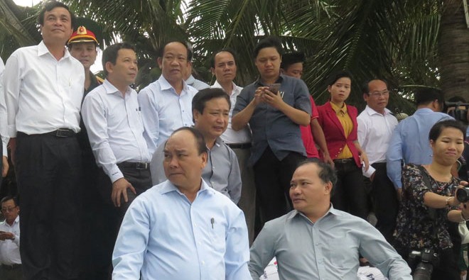 Phó Thủ tướng Nguyễn Xuân Phúc thực địa vùng biển Cửa Đại (Hội An, bị sạt lở tháng 11/2015). Ảnh: Quốc Hải.