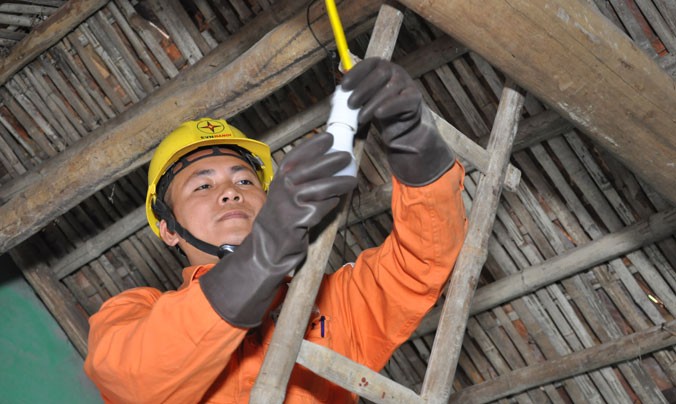 Công nhân Tổng công ty Điện lực Hà Nội giúp dân sửa chữa điện miễn phí trong tháng Tri ân khách hàng.