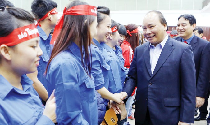 Phó thủ tướng Nguyễn Xuân Phúc động viên các bạn thanh niên tham gia hiến máu ngày Chủ nhật Đỏ 2015 do báo Tiền Phong tổ chức. Ảnh: Hồng Vĩnh.
