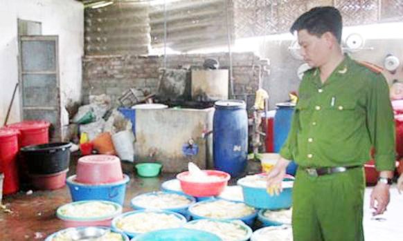Cở sở sản xuất măng do chị Trang làm chủ đang dùng chất màu vàng để nhuộm măng. Ảnh: Zing.