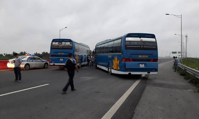 Hai chiếc xe khách loại 45 chỗ đột ngột đỗ ngang cao tốc Hà Nội - Hải Phòng. Ảnh: Thanh Niên