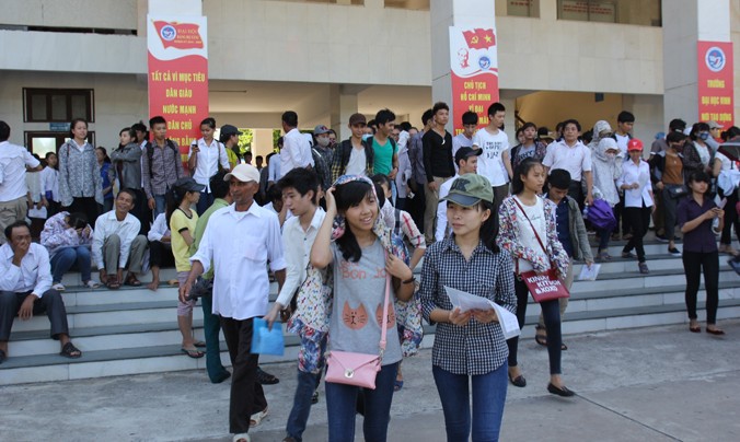 Năm nay đất học Nghệ An là một trong những địa phương dẫn đầu cả nước về tỷ lệ HS không đăng ký dự thi vào ĐH. Trong ảnh : Thí sinh thi tốt nghiệp THPT Quốc gia 2015 tại Nghệ An. Ảnh Việt Hương.