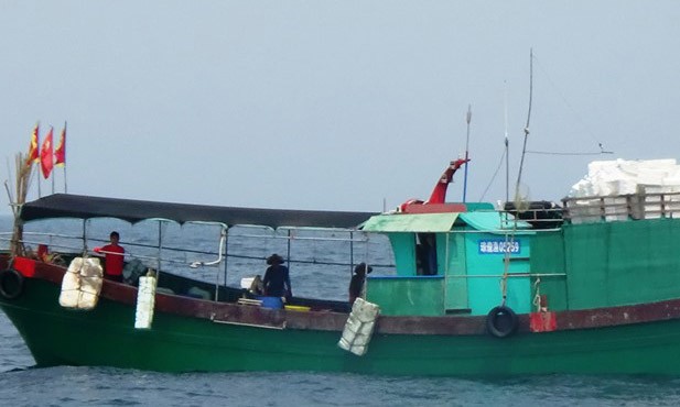 Một tàu cá Trung Quốc trong nhóm tàu xâm phạm sâu vùng biển Quảng Bình. Ảnh: Zing