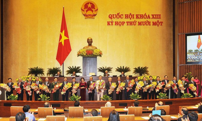 Chủ tịch Quốc hội Nguyễn Thị Kim Ngân ngày 9/4 tặng hoa chúc mừng các phó thủ tướng, bộ trưởng và thành viên khác của Chính phủ vừa được Quốc hội phê chuẩn. Ảnh: TTXVN.