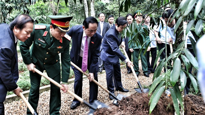 Chủ tịch nước Trần Đại Quang trồng cây lưu niệm tại Khu di tích K9. Ảnh: Anh Dũng.
