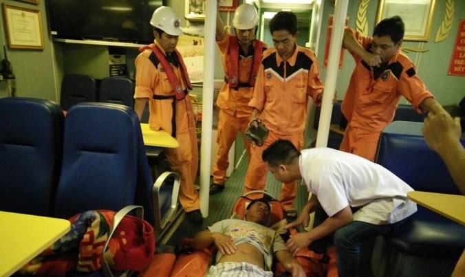 Tàu SAR 412 đưa ngư dân bị nạn trên biển vào bờ. Ảnh: DaNang MRCC cung cấp.