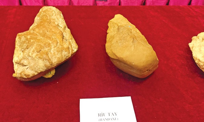 Hai chiếc rìu tay mới phát hiện tại An Khê được xác định bước đầu thuộc thời Đá cũ thế giới. Ảnh: Toan Toan.