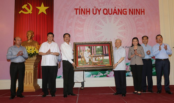 Tổng Bí thư Nguyễn Phú Trọng tặng bức tranh Bác Hồ cho Đảng bộ, chính quyền, quân và dân tỉnh Quảng Ninh. Ảnh: TTXVN.