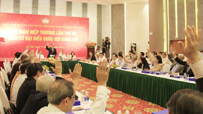 Các đại biểu dự hội nghị Hiệp thương lần 3 biểu quyết thông qua danh sách các ứng viên ĐBQH khóa XIV. Ảnh: Trường Phong.