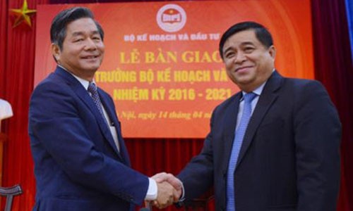 Nguyên Bộ trưởng Bùi Quang Vinh (trái) và tân Bộ trưởng Bộ KH-ĐT Nguyễn Chí Dũng tại lễ bàn giao. Ảnh: Báo Hải Quan.