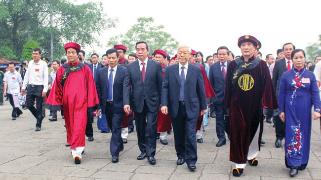 Tổng Bí thư Nguyễn Phú Trọng dẫn đầu đoàn hành lễ thắp hương tưởng nhớ, tri ân các Vua Hùng. Ảnh: Tùng Duy.