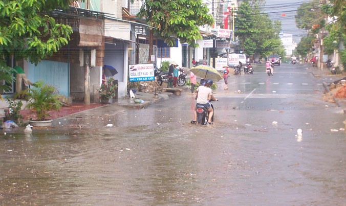 Mưa lớn nước ngập trắng đường ở TP Kon Tum (Kon Tum) chiều 17/4.