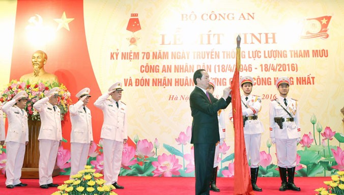 Chủ tịch nước Trần Đại Quang trao Huân chương Quân công hạng Nhất cho Văn phòng Bộ Công an. Ảnh: Nhan Sáng.