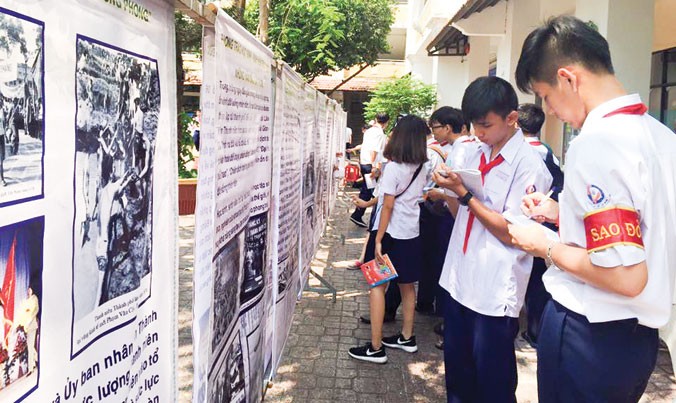 Học sinh THCS Trần Văn Ơn đang học môn lịch sử qua các tấm áp phích dưới ngay giữa sân trường.