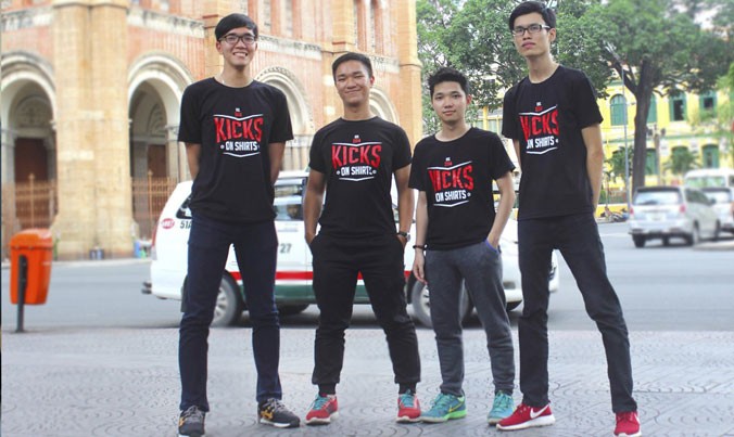 Hoàng Quang Minh (thứ 2 từ trái sang) và các thành viên trong nhóm khởi nghiệp.