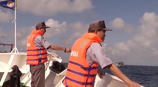 Kiểm ngư Việt Nam xua đuổi tàu cá Trung Quốc vi phạm