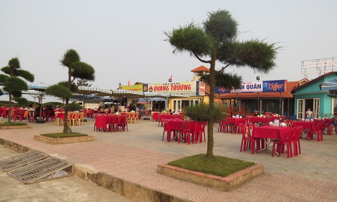 Các nhà hàng hải sản ở Quảng Trường biển Đồng Hới vắng như chùa bà đanh.
