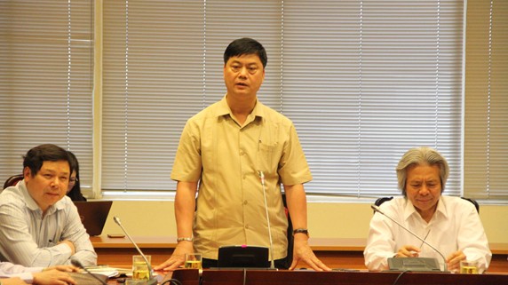 Ông Hồ Sỹ Sơn, Phó Giám đốc học viện Khoa học xã hội (người đứng) đang trả lời báo chí tại buổi gặp gỡ báo chí sáng 22/4. Ảnh: Hoa Ban.