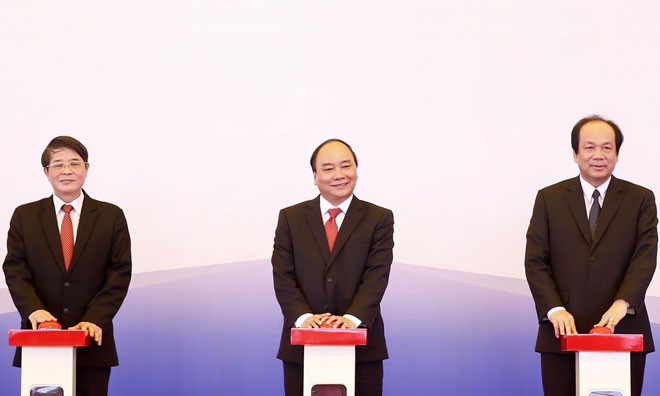 Thủ tướng Nguyễn Xuân Phúc và các đại biểu nhấn nút khởi công dự án. Ảnh: Thống Nhất.