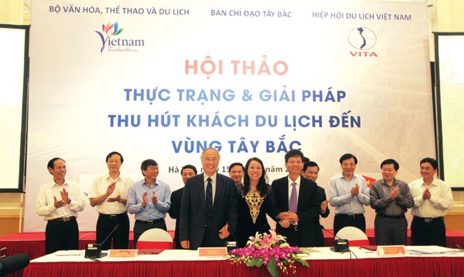 Ban chỉ đạo Tây Bắc, Hiệp hội du lịch Việt Nam và Tổng công ty Hàng không Việt Nam (ông Trịnh Ngọc Thành đứng hàng đầu, ngoài cùng bên phải) thống nhất ký thỏa thuận hợp tác thu hút khách du lịch đến vùng Tây Bắc.