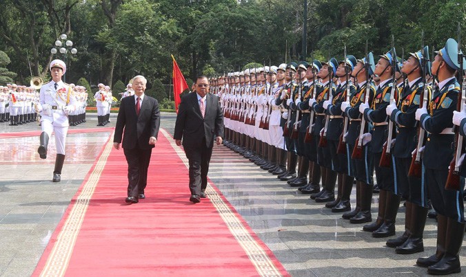 Tổng Bí thư Nguyễn Phú Trọng và Tổng Bí thư , Chủ tịch nước Lào Bounnhang Volachith duyệt đội danh dự Quân đội nhân dân Việt Nam. Ảnh: TTXVN.
