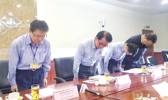 Ban lãnh đạo Công ty FHS cúi đầu xin lỗi Chính phủ và người dân Việt Nam về phát ngôn gây sốc của ông Chu Xuân Phàm. Ảnh: Minh Thùy.